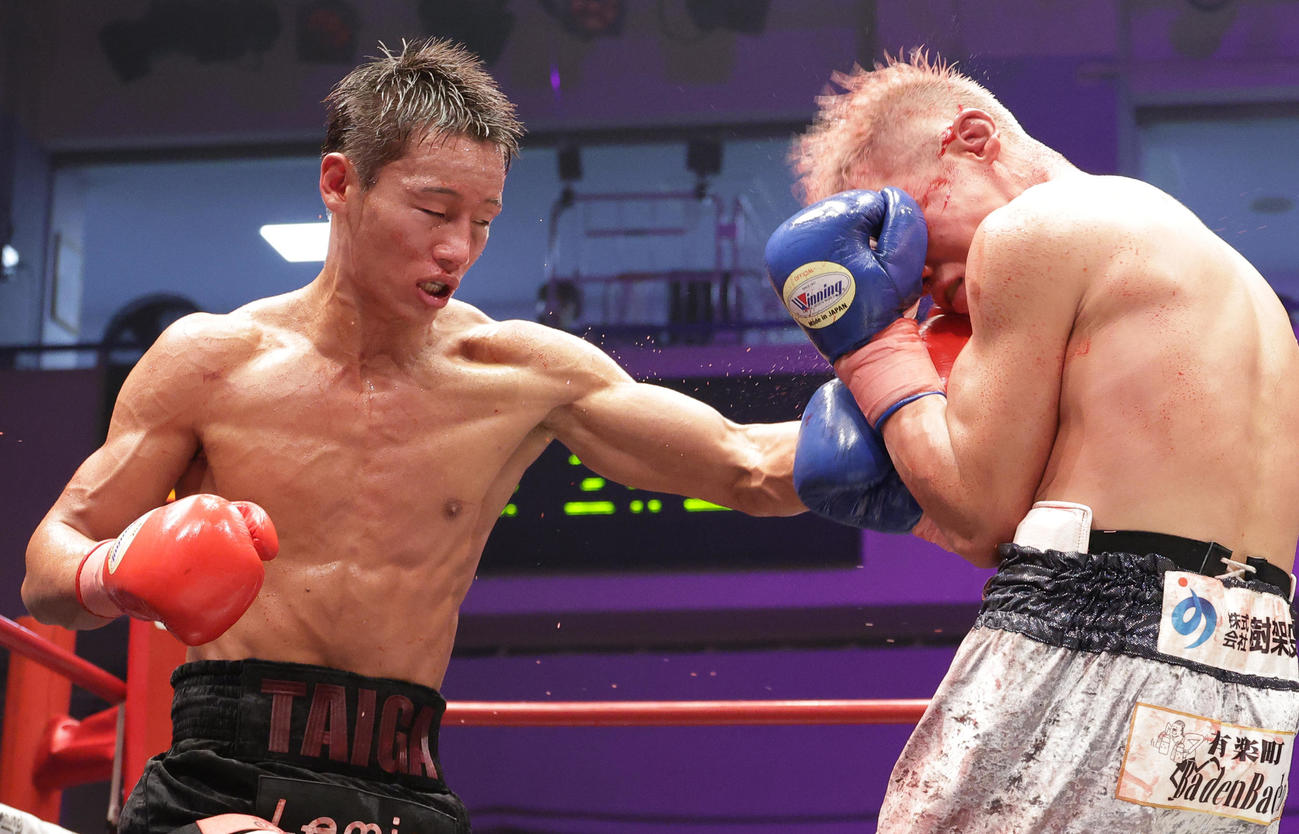 斎藤（右）に左フックを浴びせる今永（撮影・中島郁夫）
