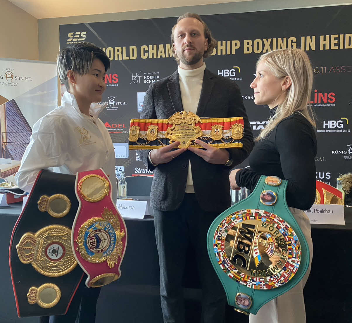 統一戦で拳を交えるWBC世界アトム級王者ティナ・ルプレヒト（右）とフェースオフするWBA、WBO世界同級王者松田恵里（TEAM10COUNTジム提供）