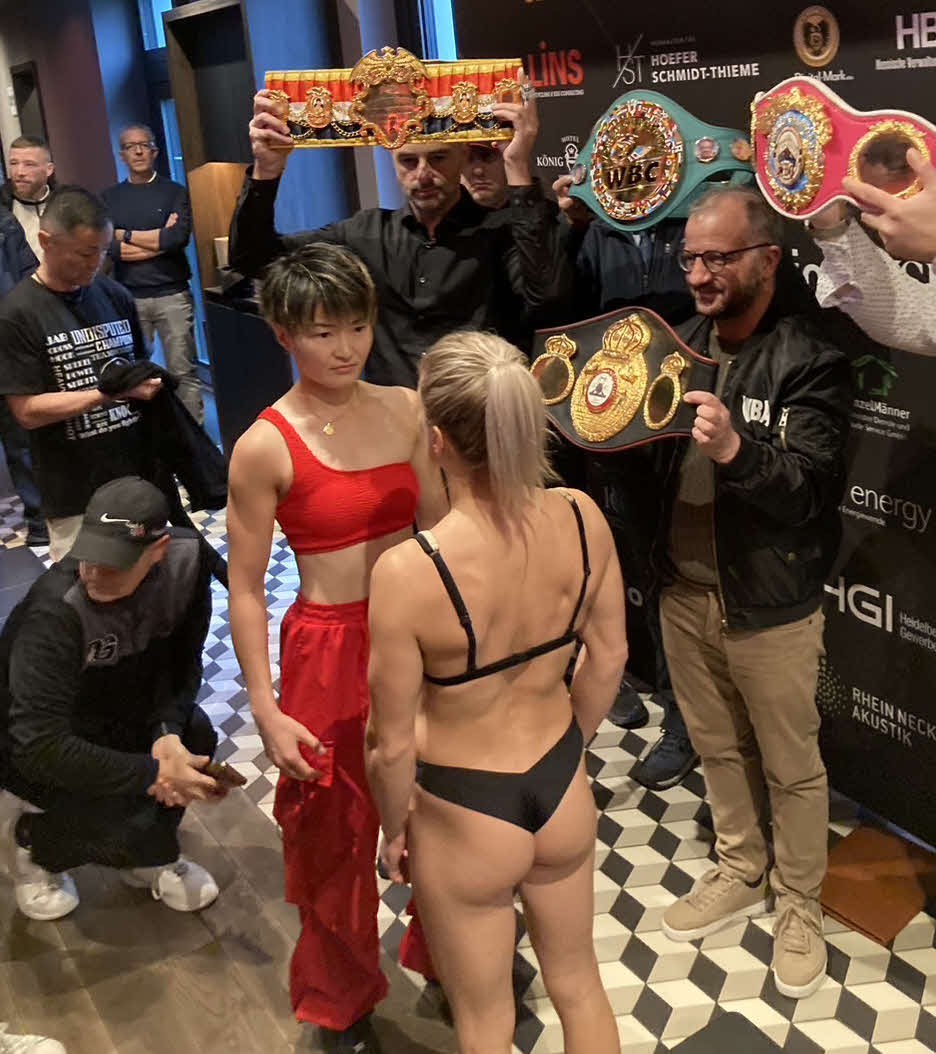 フェースオフするWBA、WBO女子世界アトム級王者松田恵里（左）とWBC女子世界同級王者ティナ・ルプレヒト（TEAM10COUNTジム提供）