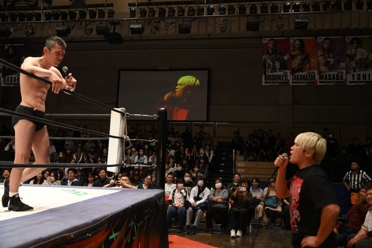 にらみあう青木真也（左）と拳王　（C）DDTプロレス