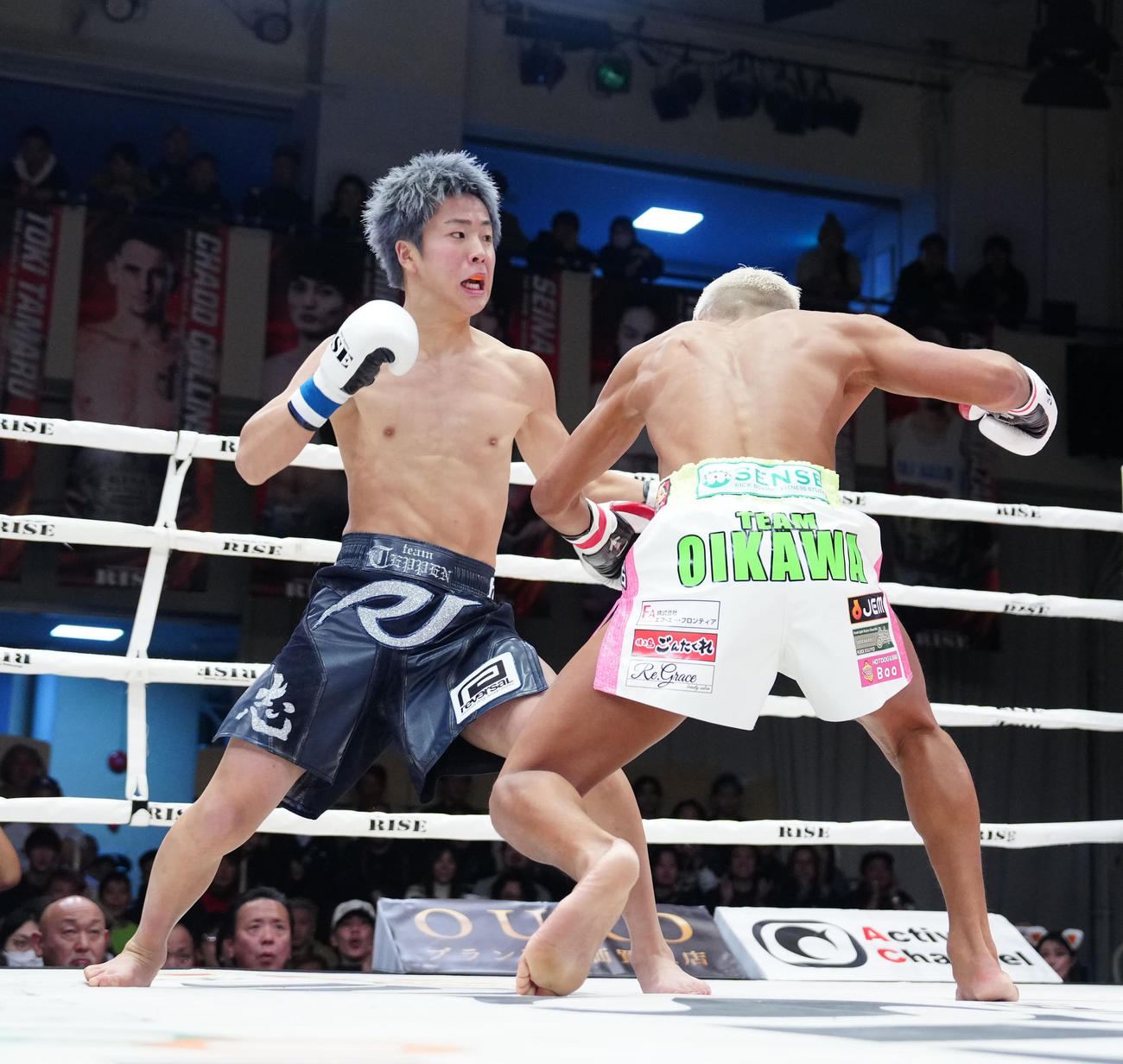 数島大陸対那須川龍心　1回、数島（右）からダウンを奪う那須川（撮影・江口和貴）