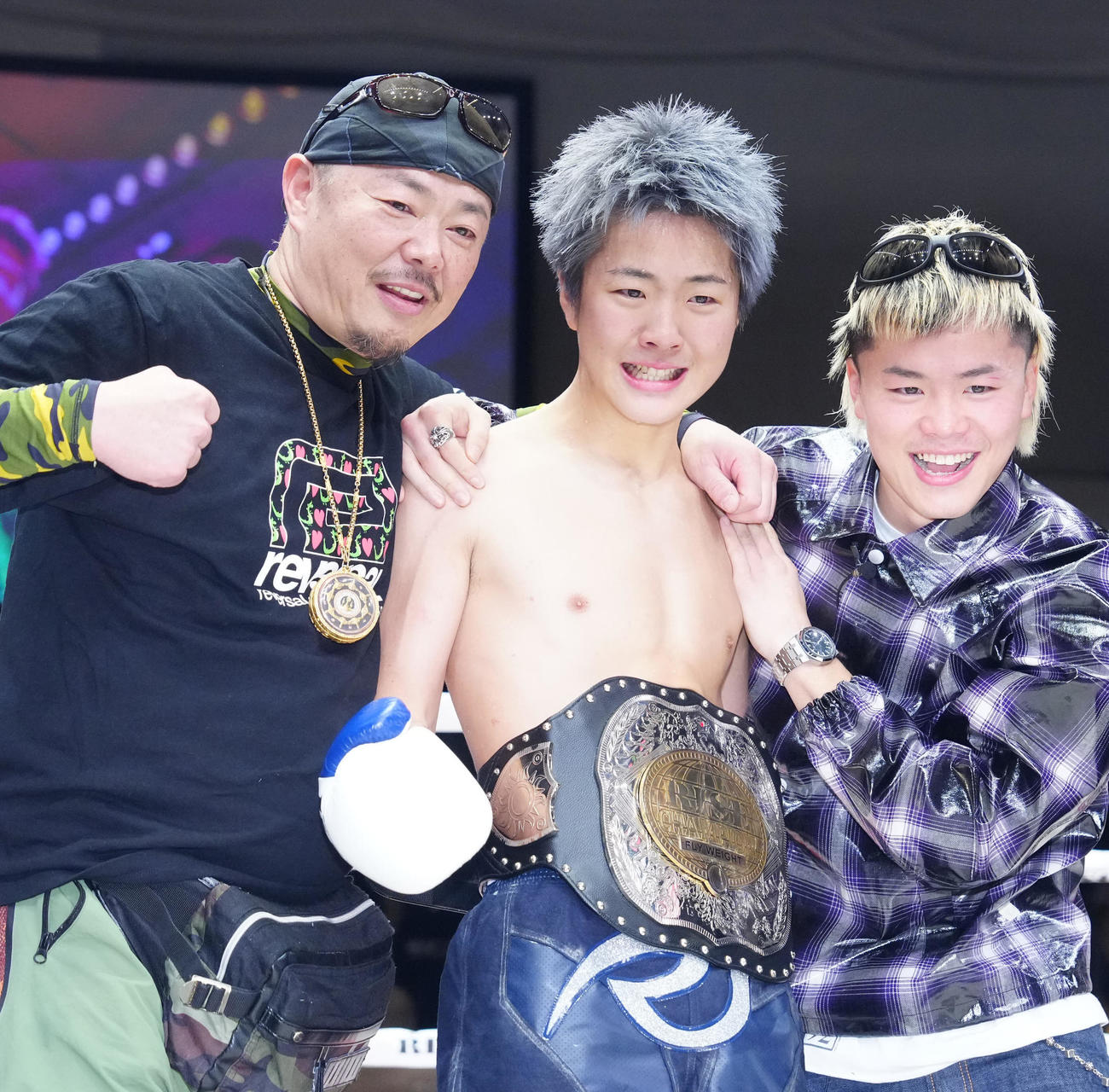 新王者となり、家族と写真に納まる那須川龍心。左は父弘幸氏、右は兄の天心（撮影・江口和貴）