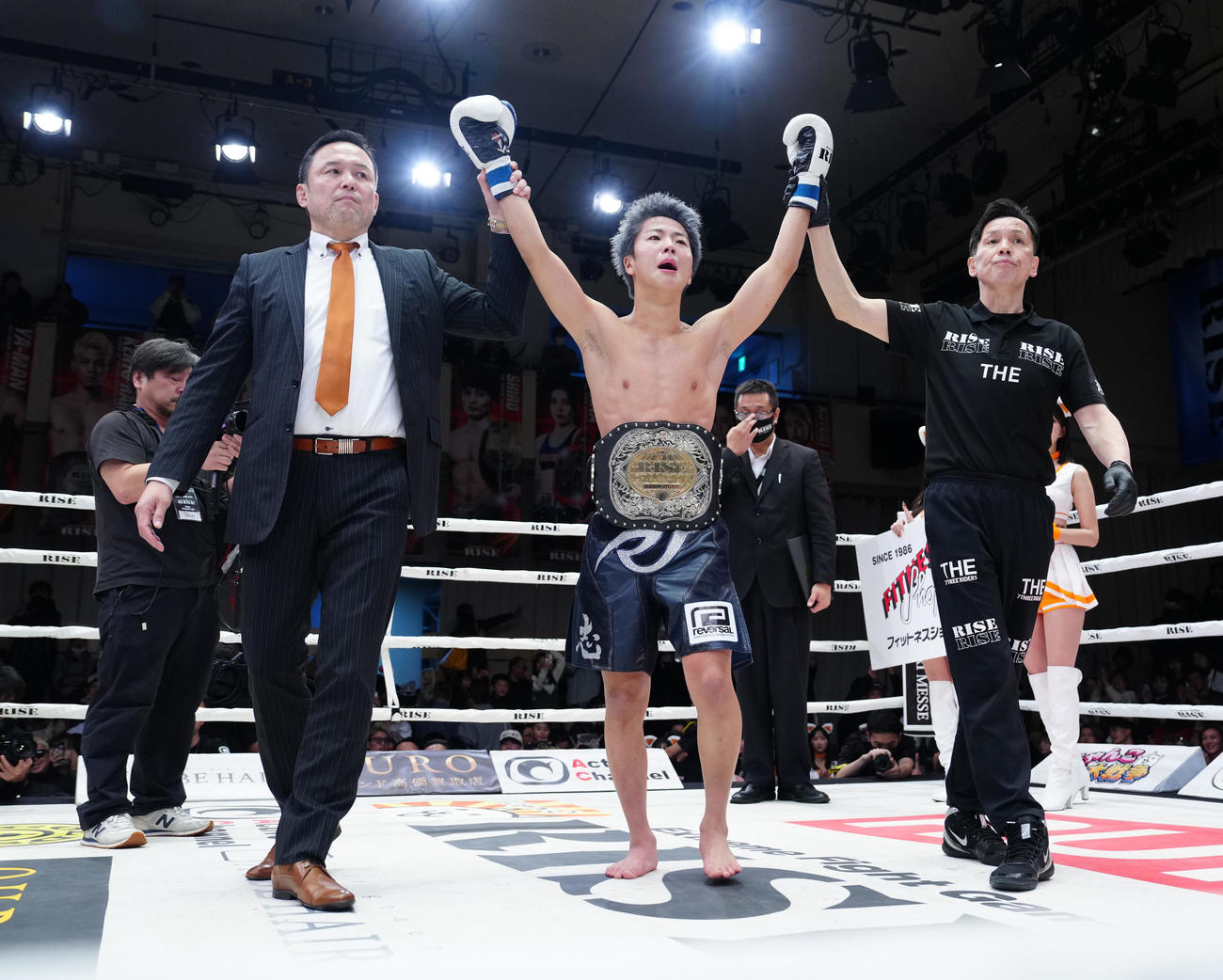RISEフライ級タイトルマッチ　数島大陸対那須川龍心　1回KO勝ちで新王者となり、勝ち名乗りを受ける那須川（中央）（撮影・江口和貴）