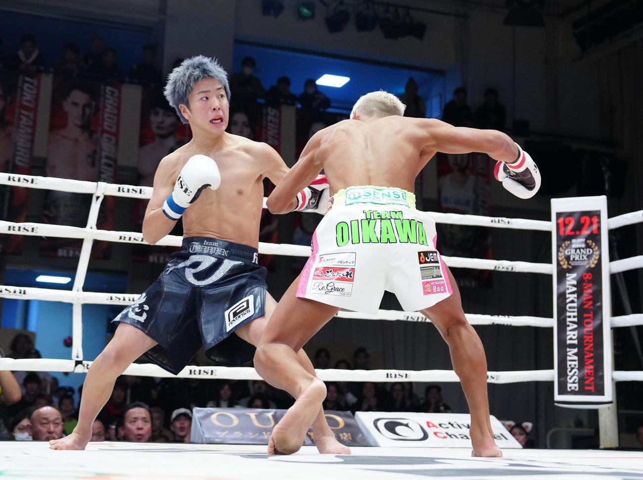 数島大陸対那須川龍心　1回、数島（右）からダウンを奪う那須川（撮影・江口和貴）