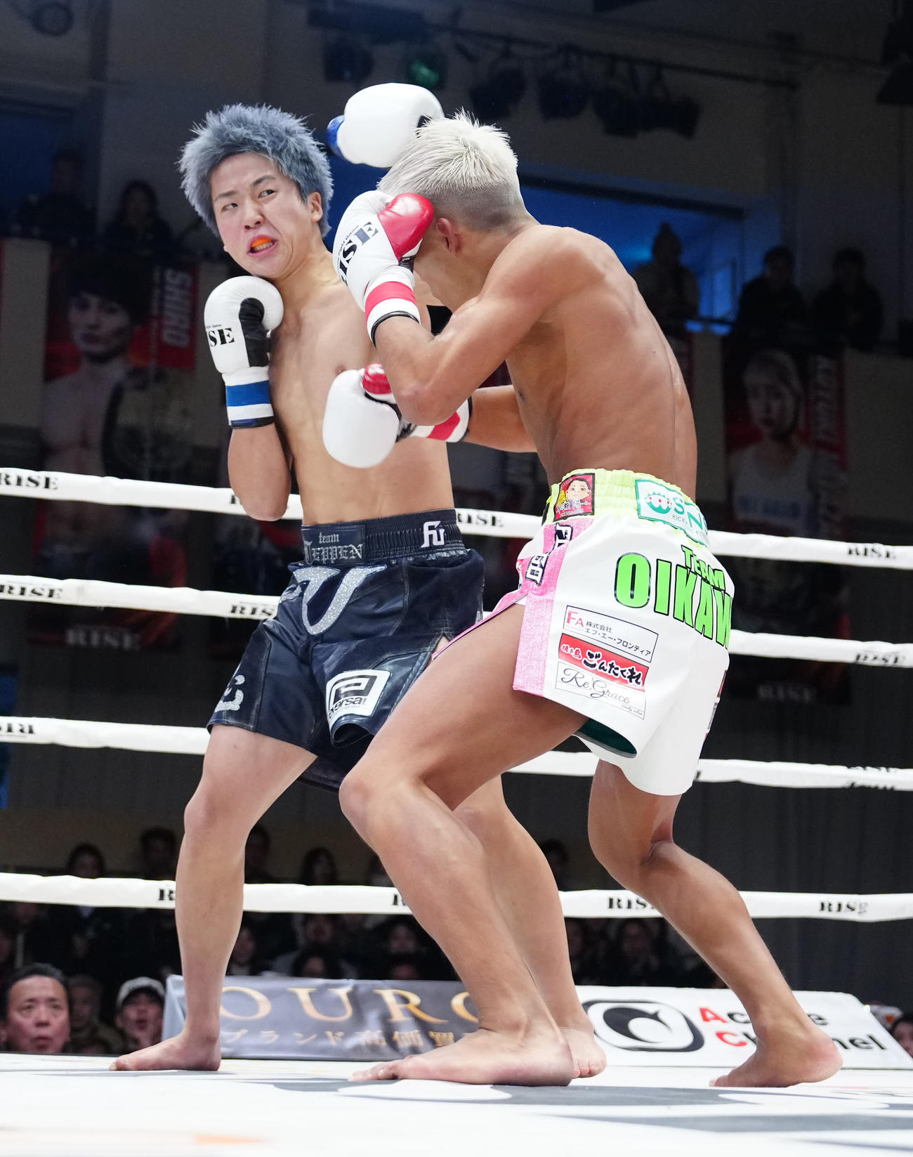 数島大陸対那須川龍心　1回、数島（右）にパンチを放つ那須川（撮影・江口和貴）