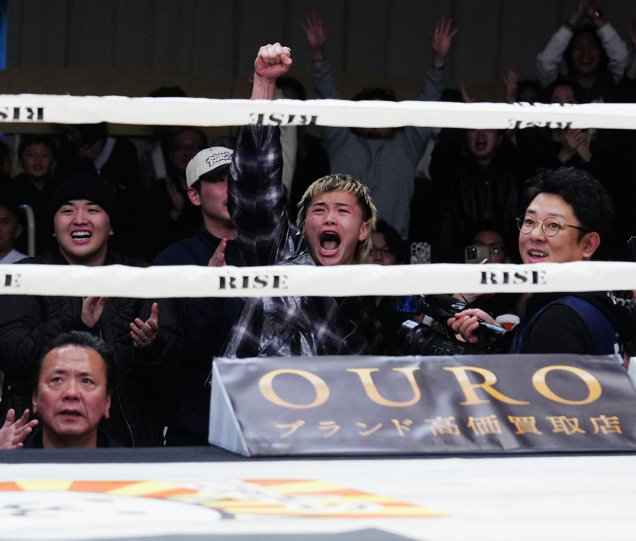 数島大陸対那須川龍心　弟の龍心が1回KO勝ちし、ガッツポーズを見せる那須川天心（中央）（撮影・江口和貴）