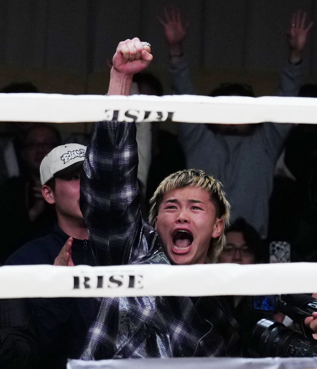 数島大陸対那須川龍心　弟の龍心が1回KO勝ちし、ガッツポーズを見せる那須川天心（撮影・江口和貴）