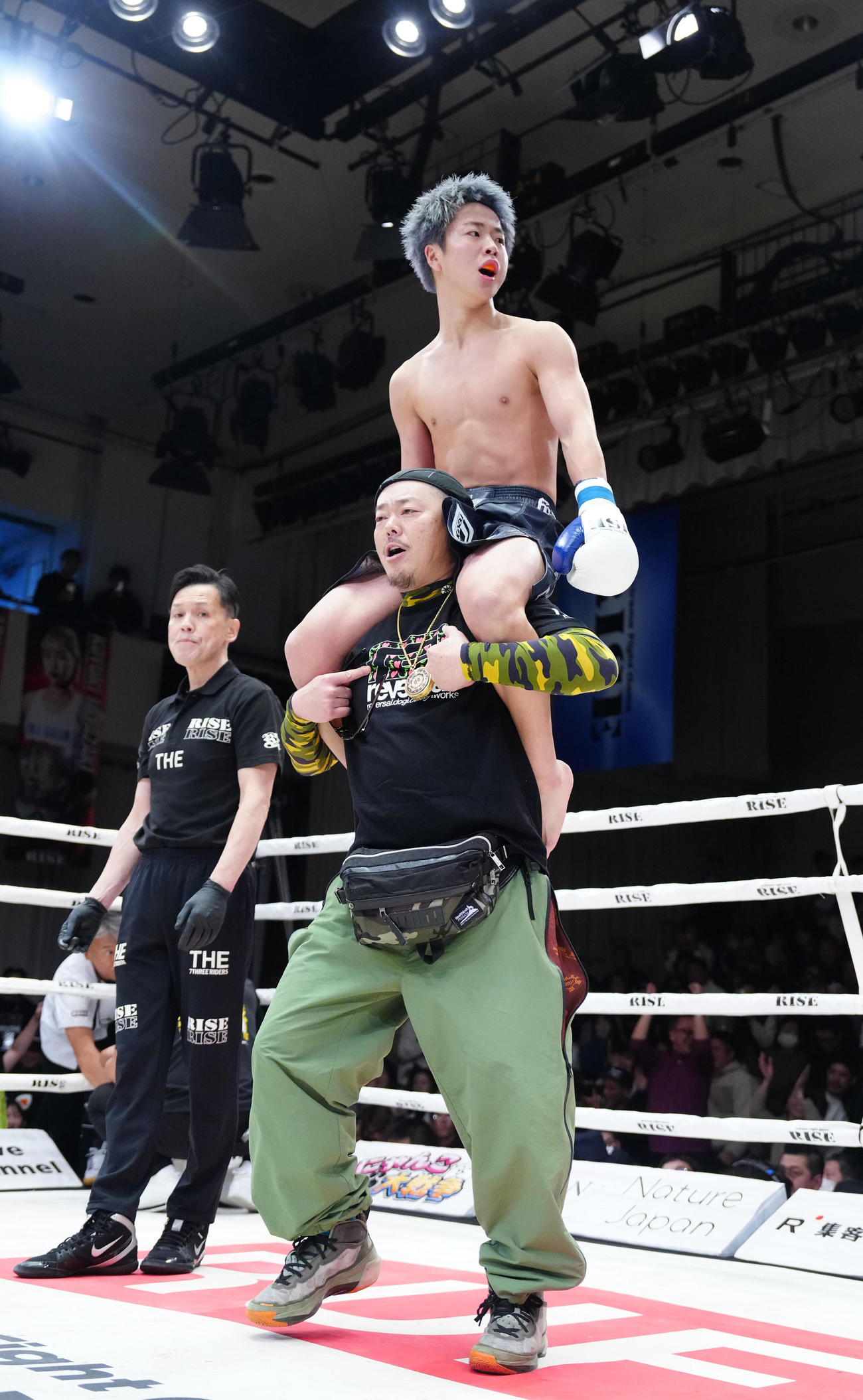 数島大陸対那須川龍心　1回KO勝ちで新王者となり、父弘幸氏（下）から肩車される那須川（撮影・江口和貴）