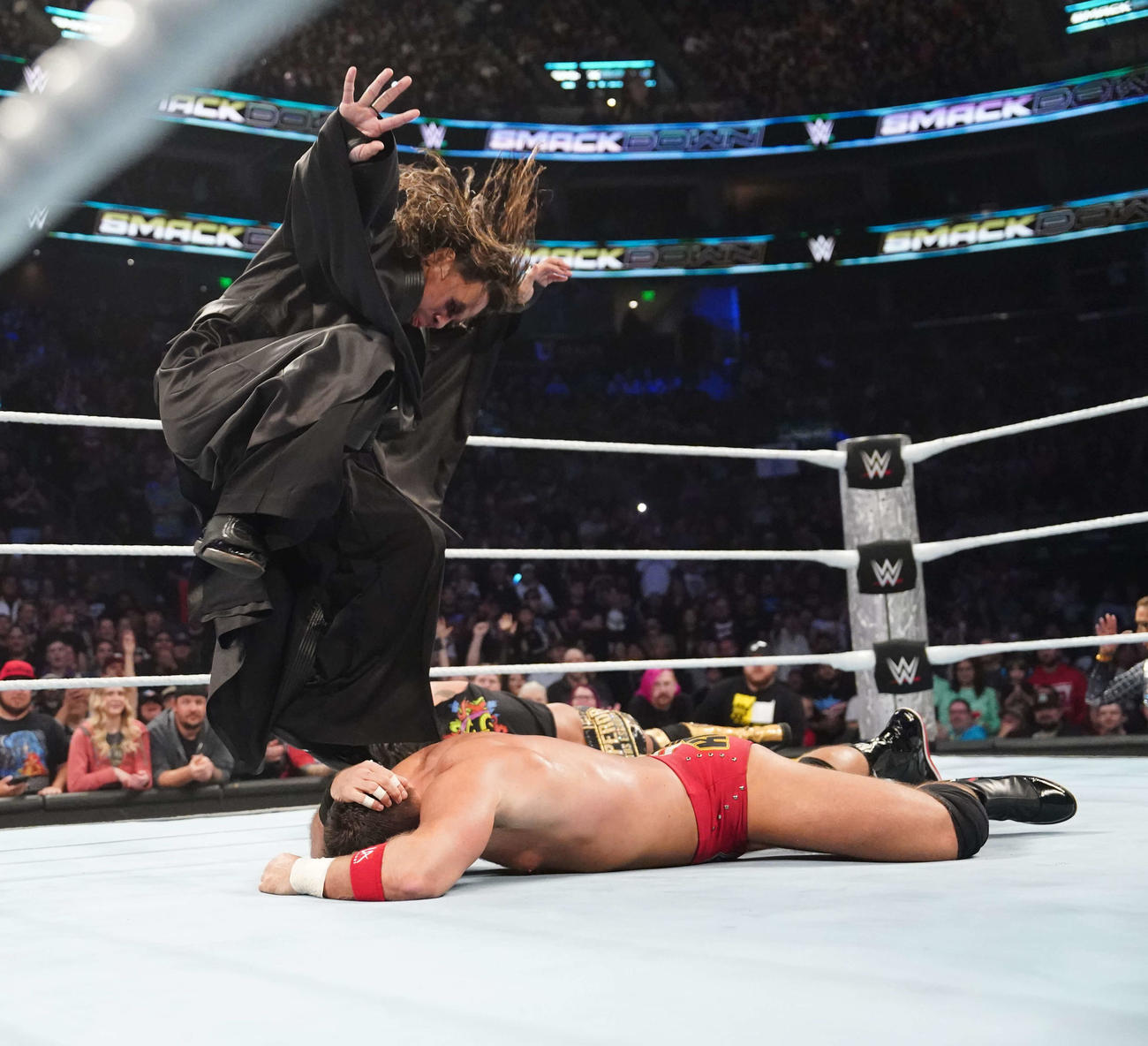 防衛成功したUS王者LAナイト（下）を踏みつけ続ける中邑真輔（C）WWE