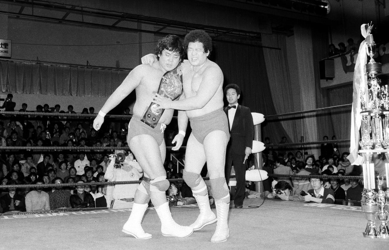 84年12月、引退試合に敗れた大仁田厚の肩にベルトをかけてやるNWAインターナショナルジュニアヘビー級王者のマイティ井上