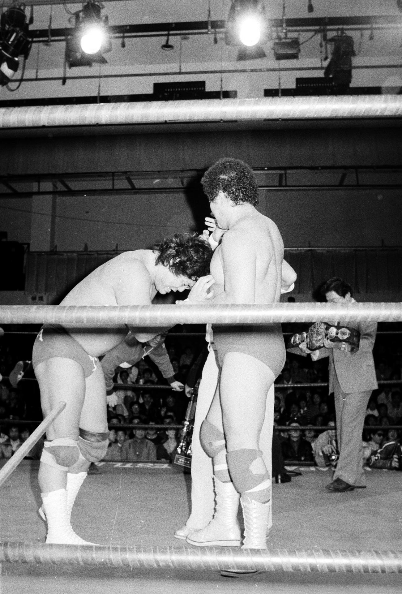引退試合で敗れた大仁田厚はマイティ井上（右）にすがり付き号泣（1984年12月撮影）