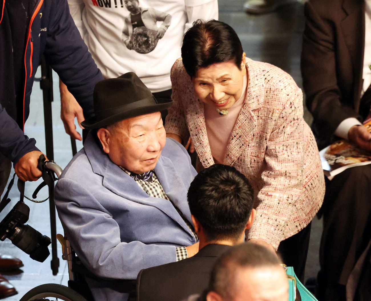 WBC世界バンタム級王者の中谷（手前）と言葉を交わす袴田巌さん（左）と姉のひで子さん（撮影・宮地輝）