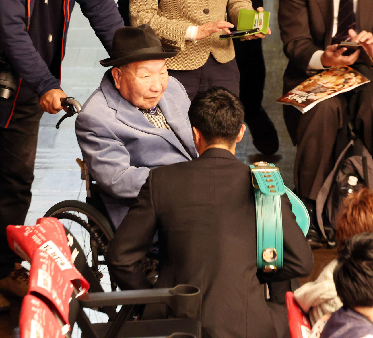 WBC世界バンタム級王者の中谷（手前）と言葉を交わす袴田巌さん（撮影・宮地輝）