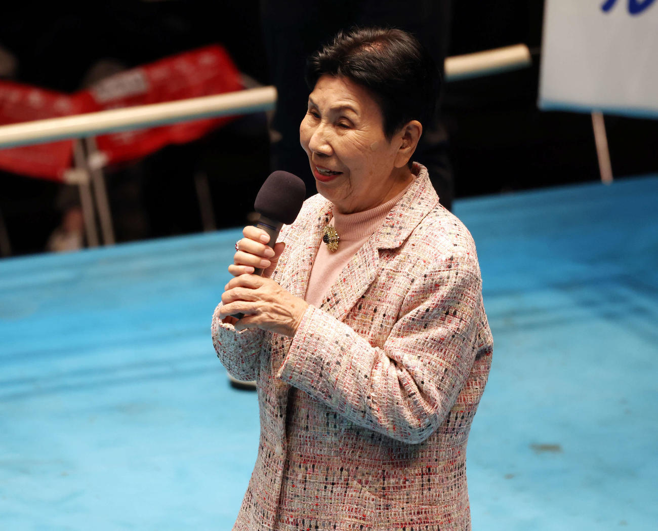 リング上で話す袴田巌さんの姉のひで子さん（撮影・宮地輝）