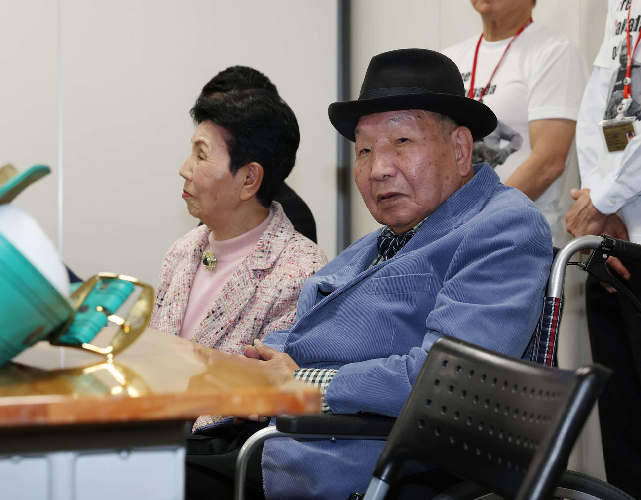 姉ひで子さん（左）と会見に臨む袴田巌さん（撮影・宮地輝）