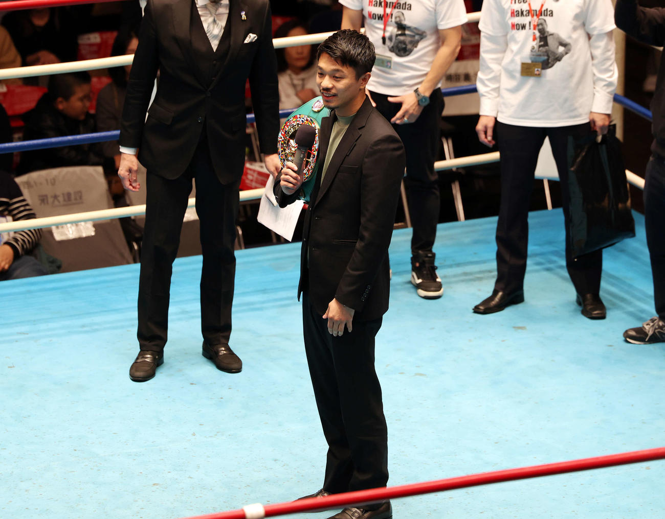 リング上で話すWBC世界バンタム級王者の中谷（撮影・宮地輝）