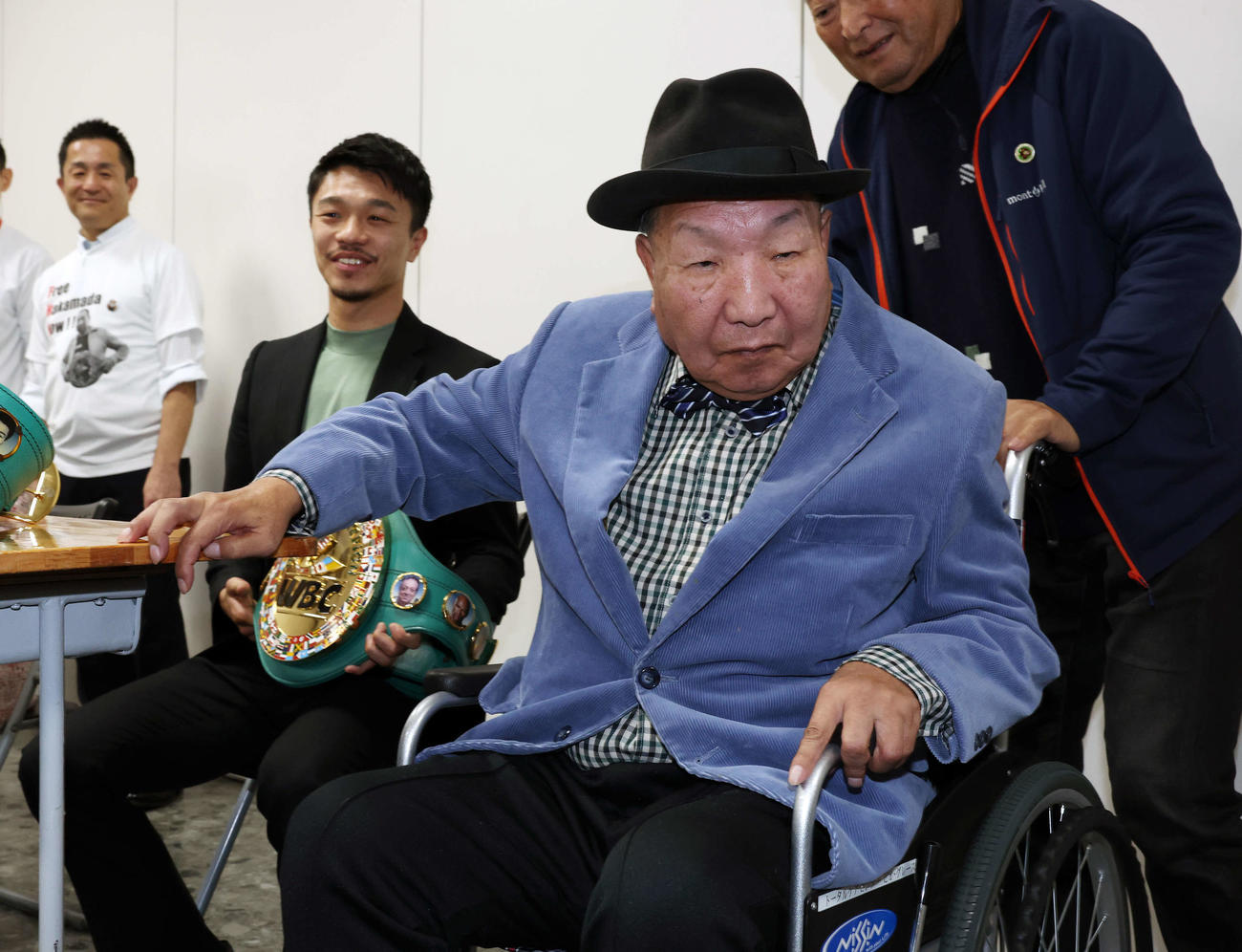 WBC世界バンタム級王者の中谷（左）と記念撮影する袴田巌さん（撮影・宮地輝）