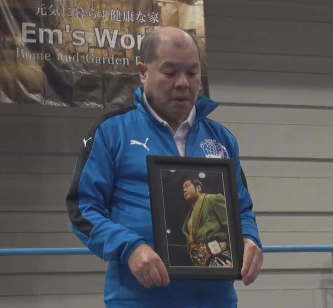マイティ井上さんの遺影を持ってリングに上がった和田京平レフェリー（全日本プロレスTVから）