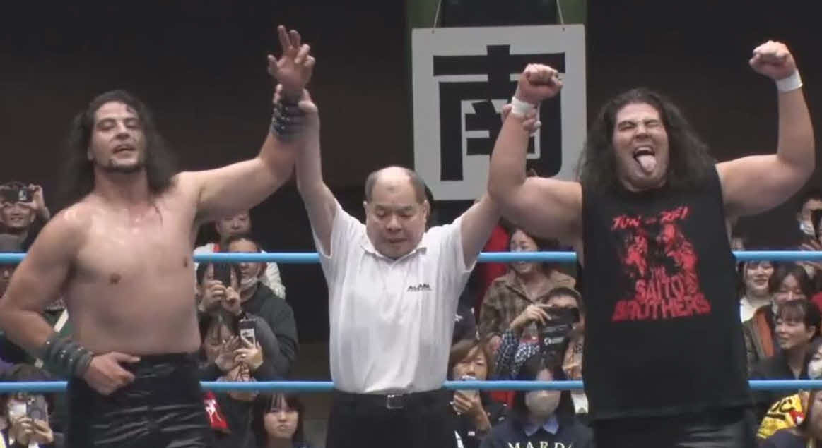 芦野祥太郎＆田村男児に勝利し、和田京平レフェリーから勝ち名乗りを受ける斉藤ジュン（左）＆斉藤レイ（全日本プロレスTVから）