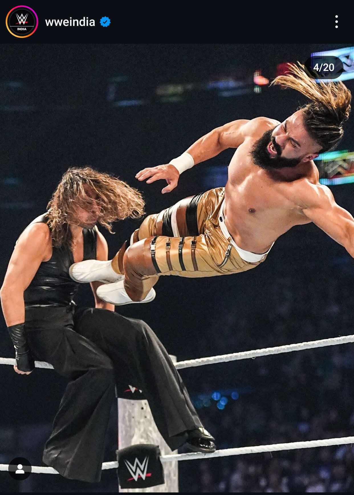 コーナートップでアンドラデ（右）からドロップキックを浴びた中邑真輔（WWEインド公式インスタグラムから）