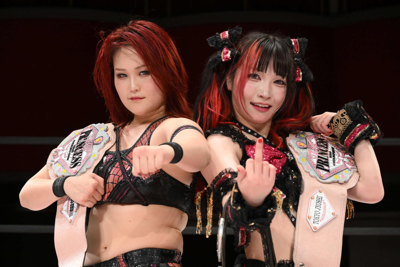 勝利した王者組の山下実優（左）と伊藤麻希　（C）TJPW