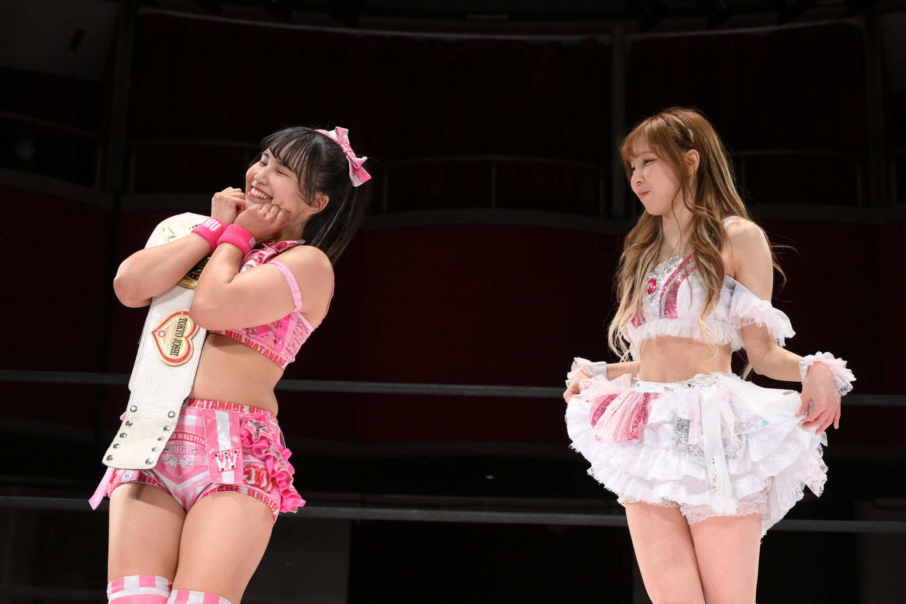 お互いに自分がプリンセスだと主張する未詩（左）と瑞希　（C）TJPW