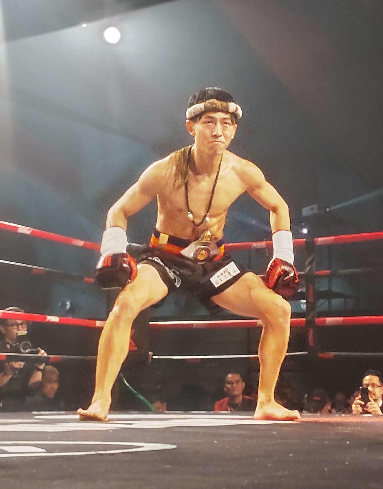 試合前のワイクルー（師へささぐ踊り）に相撲のしことつっぱりの動きを入れた吉成名高