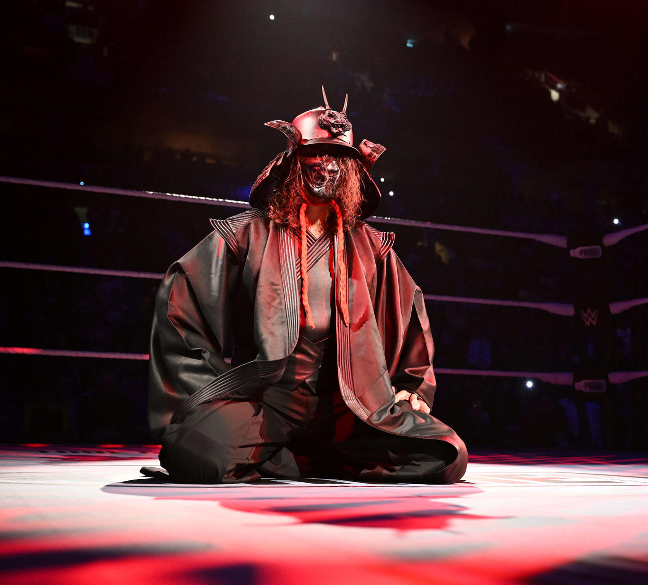 US王座挑戦を控え、かぶとを装着して入場した中邑真輔（C）WWE