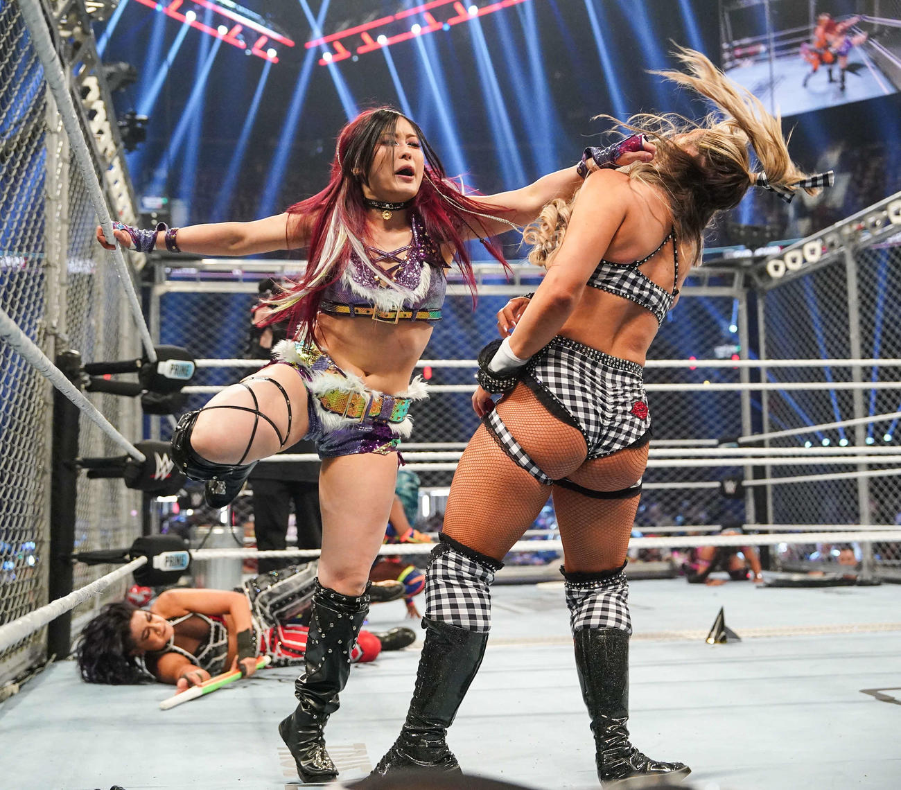 女子ウォーゲームズで、ティファニー・ストラットン（右）と激しい攻防を繰り広げたイヨ・スカイ（C）WWE