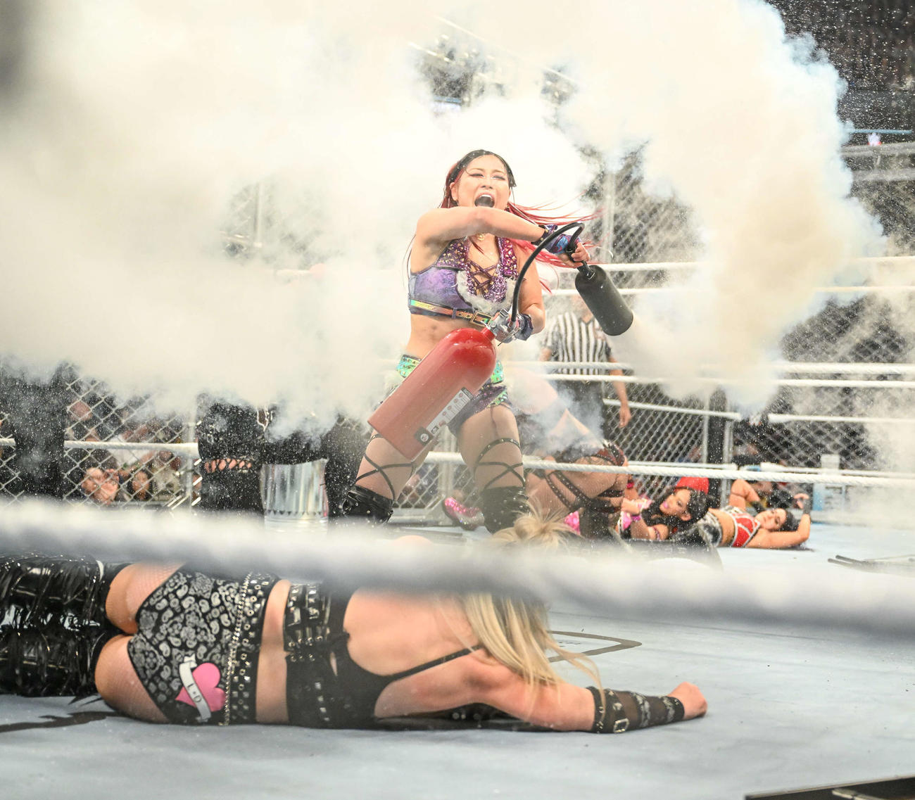 女子ウォーゲームズで、消化器を噴出させたイヨ・スカイ（中央）（C）WWE