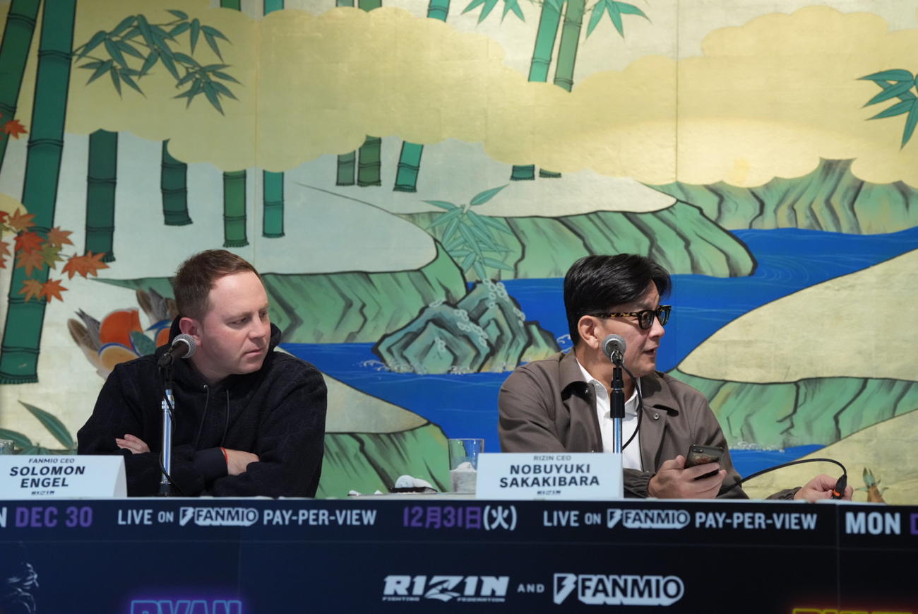RIZIN DECADE第1部の追加カード、ライアン・ガルシア対安保瑠輝也記者会見に臨んだRIZIN榊原CEOは会見を欠席した安保からかかってきた電話の音声を公開する。左はファンミオCEOエンジェル氏（撮影・小沢裕）