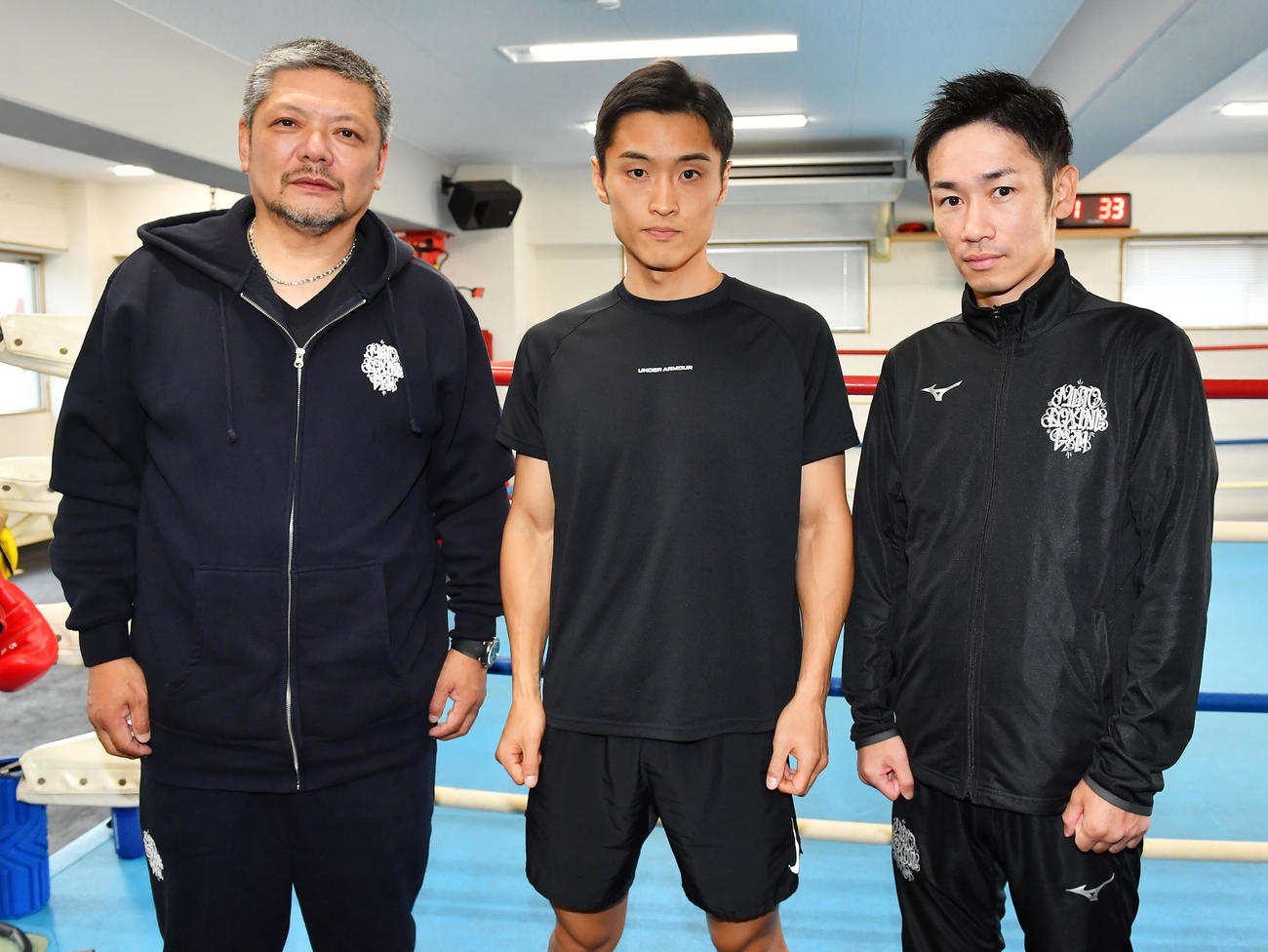 初防衛戦を控え会見を行った西田（中央）、左は枝川会長、右は武市トレーナー（撮影・清水貴仁）