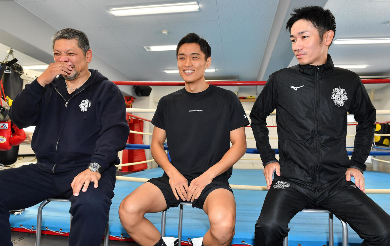 初防衛戦を控え会見を行った西田（中央）、左は枝川会長、右は武市トレーナー（撮影・清水貴仁）