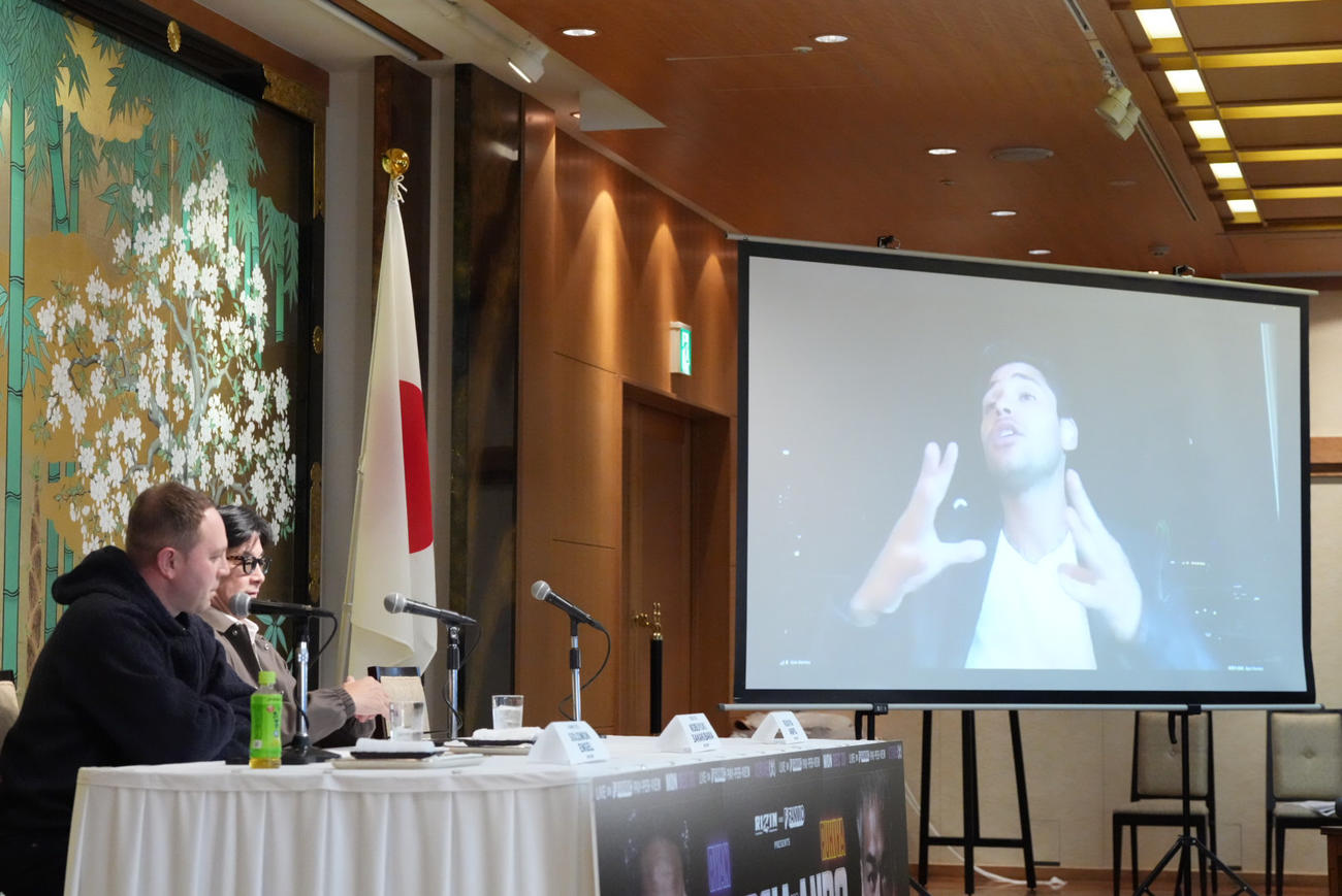 寝坊のため遅刻した安保（手前）は携帯電話の音声を通じてズーム出演したライアン・ガルシアと舌戦を繰り広げた（撮影・小沢裕）