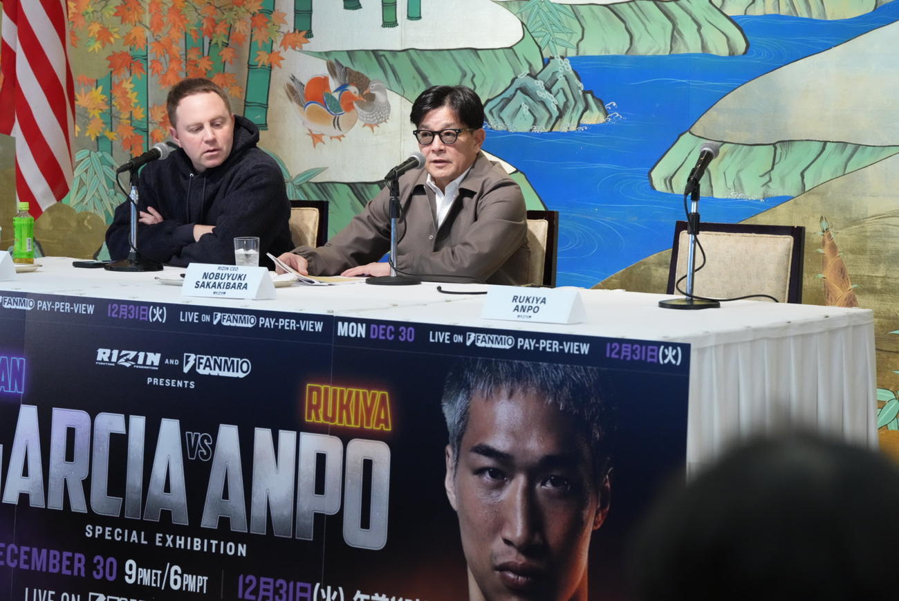RIZIN DECADE第1部の追加カード、ライアン・ガルシア対安保瑠輝也記者会見に臨む、左からファンミオCEOのソロモン・エンジェル氏、RIZIN榊原信行代表（撮影・小沢裕）