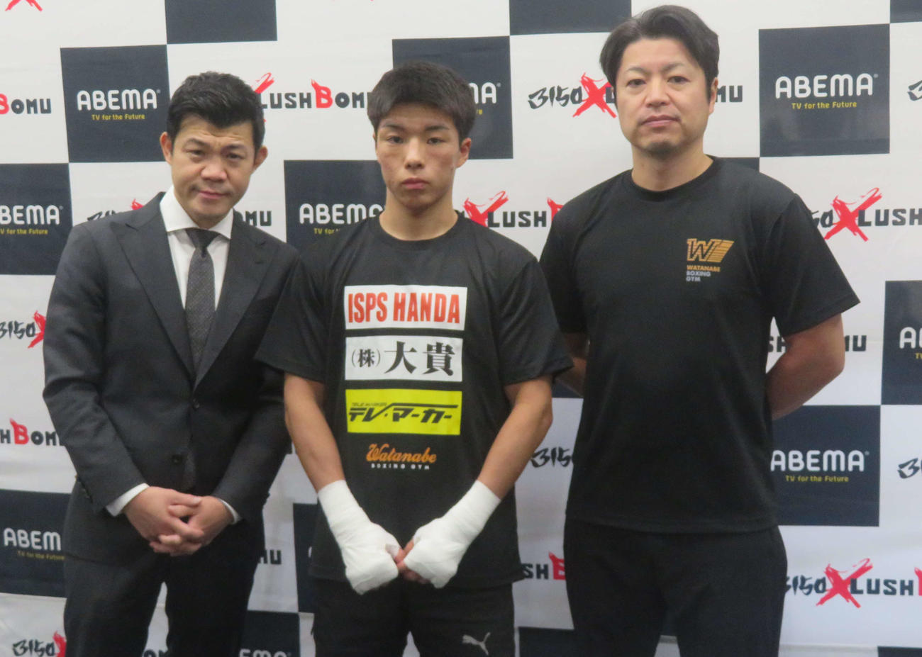 21日のプロ2戦目に向けて公開練習に臨んだ横山葵海（中央）。左橋は亀田興毅氏、右橋は町田主計トレーナー
