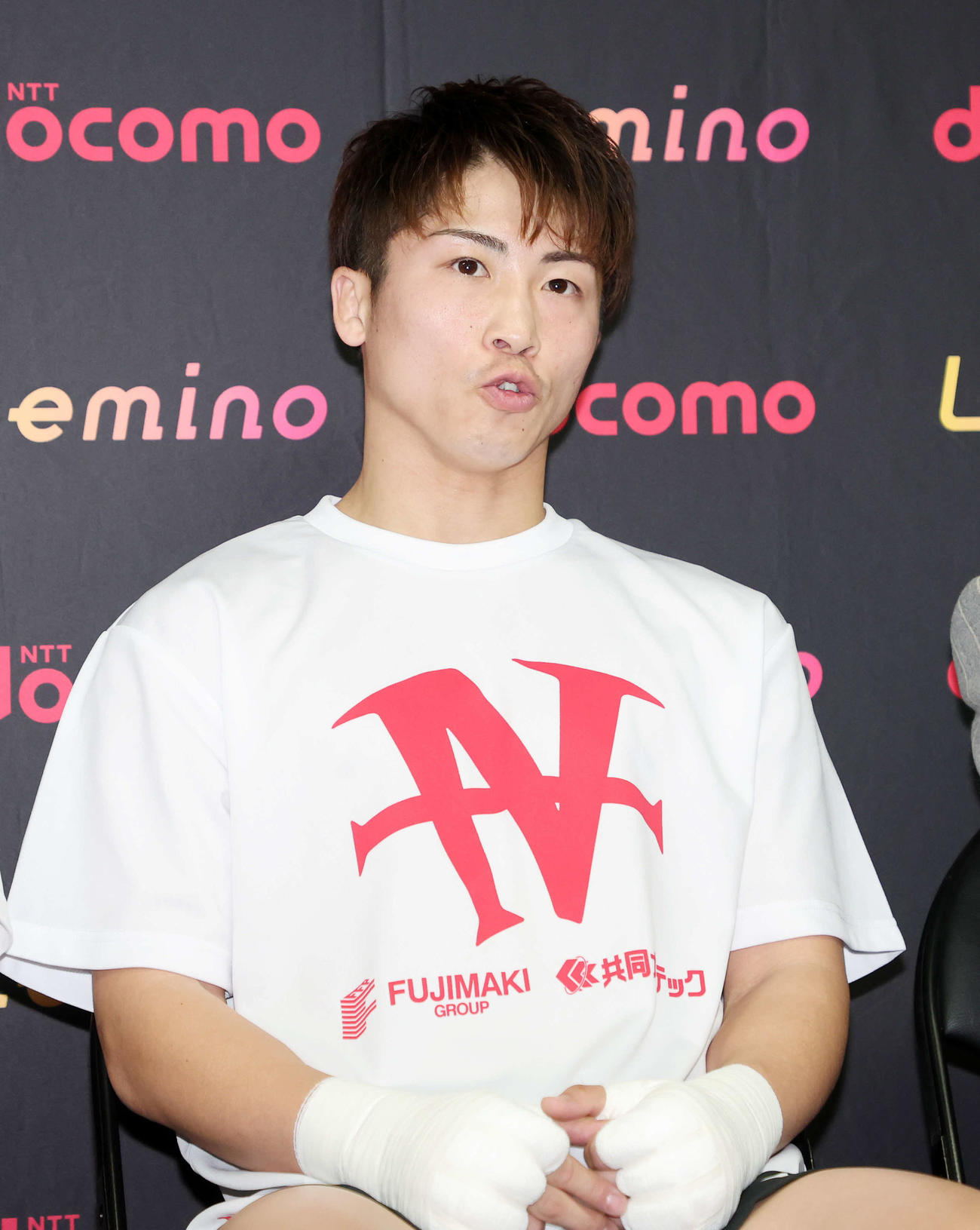 報道陣の質問に答える井上（撮影・鈴木正人）