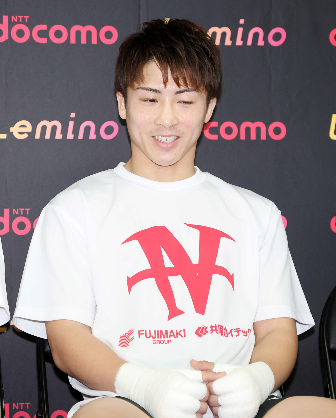 報道陣の質問に答える井上（撮影・鈴木正人）