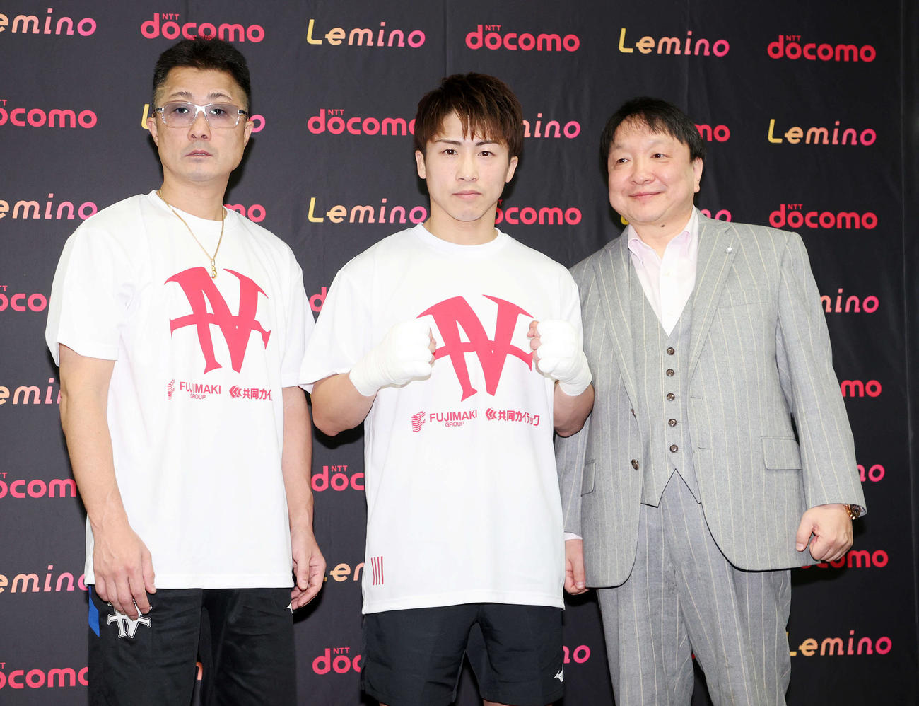 写真に納まる、左から井上トレーナー、井上、大橋会長（撮影・鈴木正人）