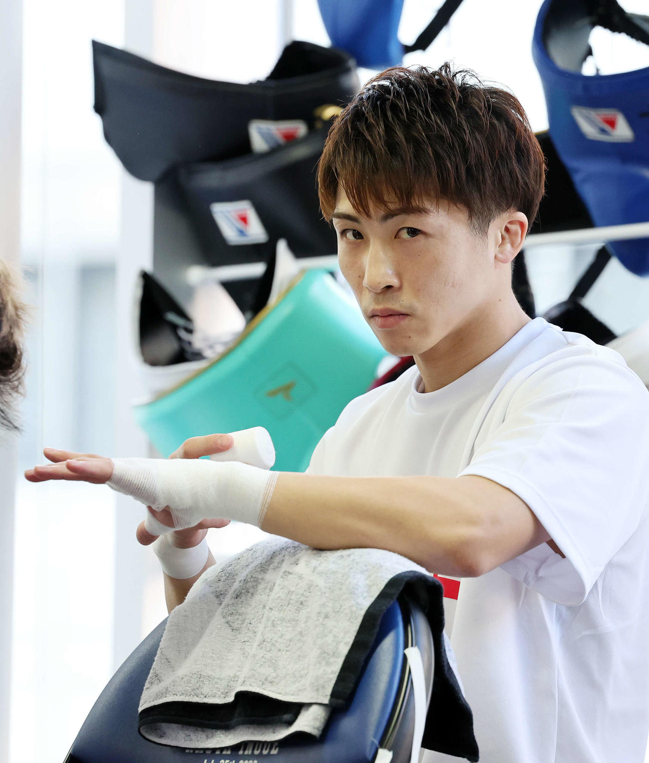 バンテージを巻く井上（撮影・鈴木正人）