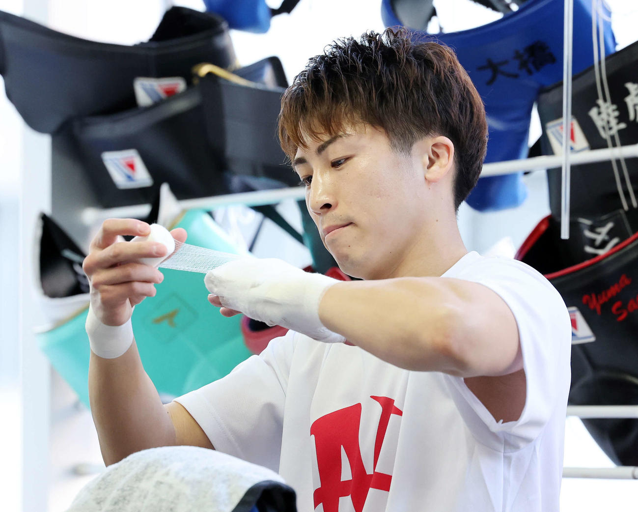 バンテージを巻く井上（撮影・鈴木正人）