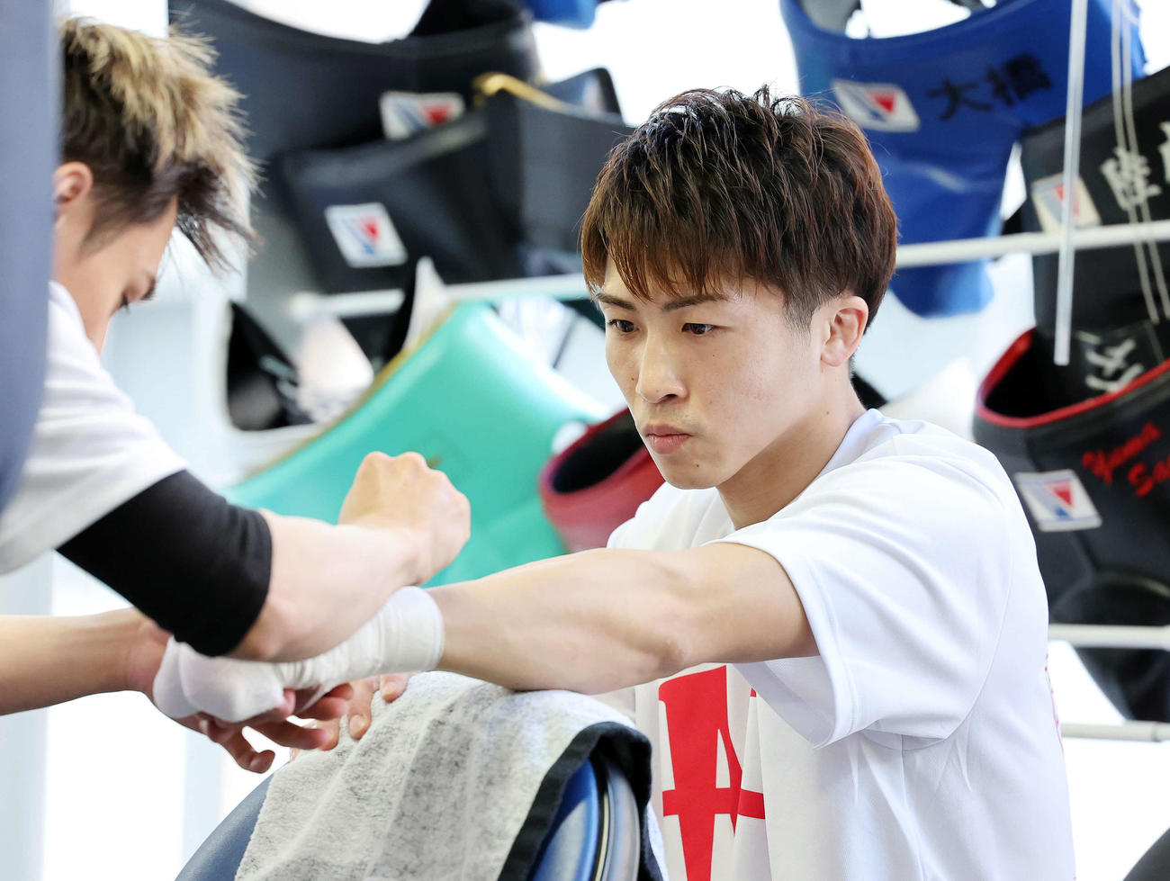 バンテージを巻く井上（撮影・鈴木正人）