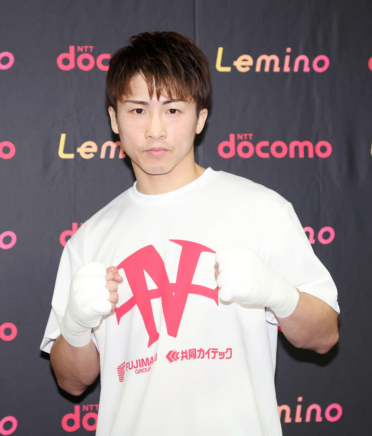 ファイティングポーズを決める井上（撮影・鈴木正人）