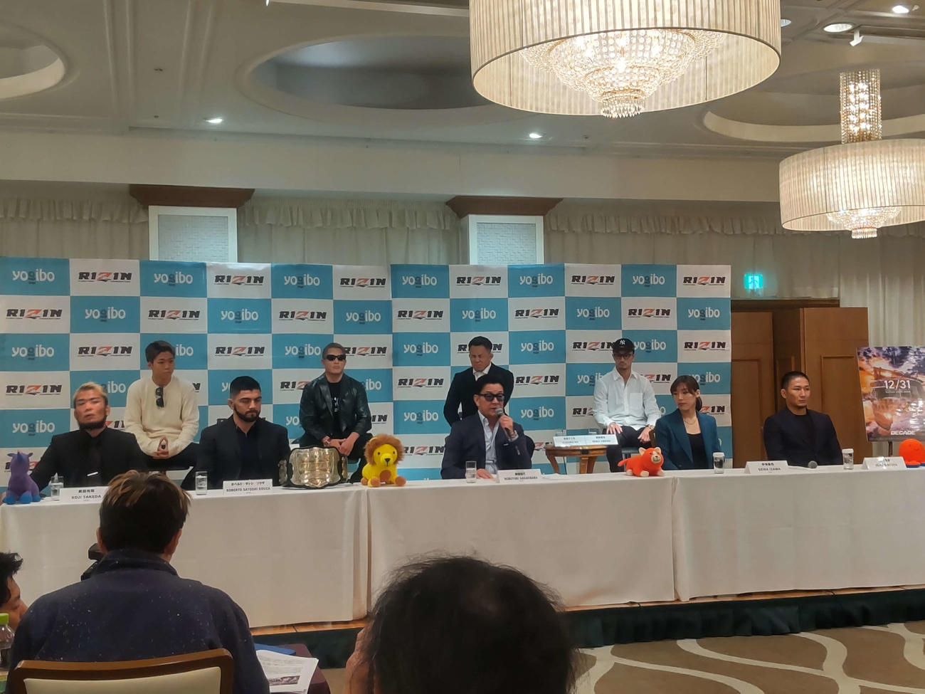 RIZINカード発表会見に出席した（前列左から）武田光司、ホベルト・サトシ・ソウザ、榊原信行CEO、伊澤星花、元谷友貴（後列左から）秋元強真、大雅、新居すぐる、梅野源治