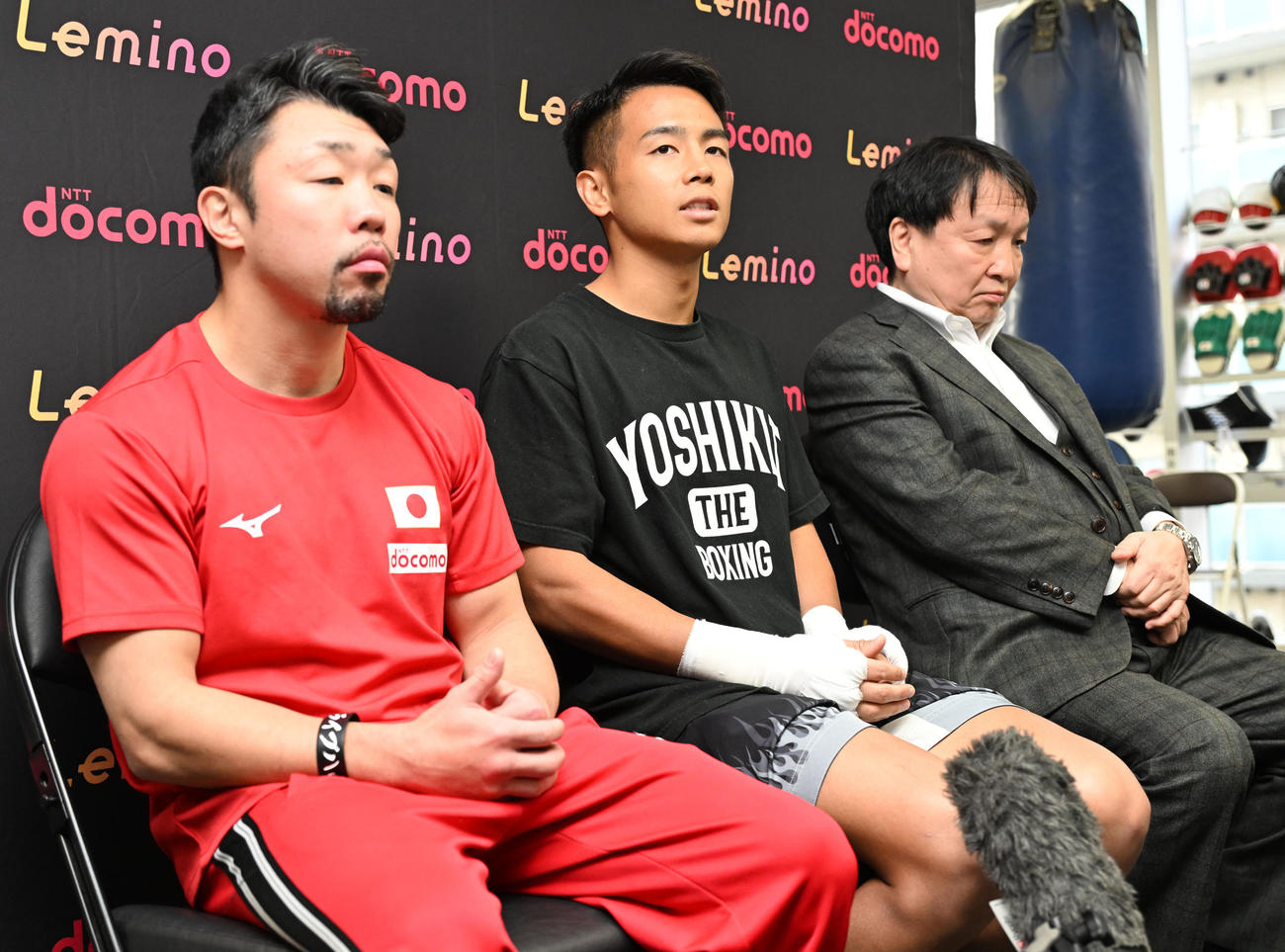 2度目の防衛戦に向けた公開練習を前に大橋秀行会長（右）、八重樫東トレーナー（左）と記者会見する世界バンタム級王者の武居由樹（撮影・千葉一成）