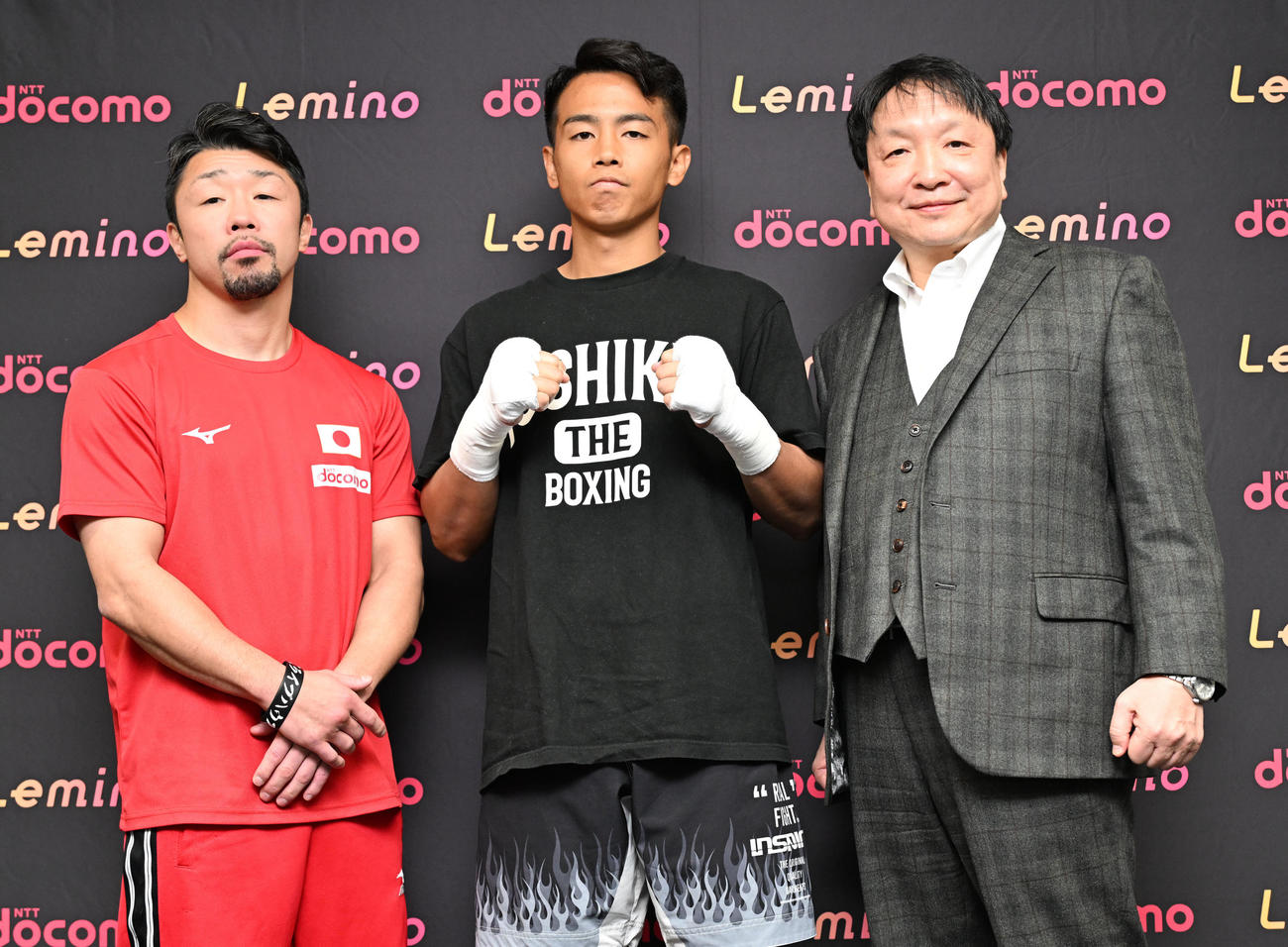 2度目の防衛戦に向けた公開練習を前に大橋秀行会長（右）、八重樫東トレーナー（左）とポーズをとるWBO世界バンタム級王者の武居由樹（撮影・千葉一成）
