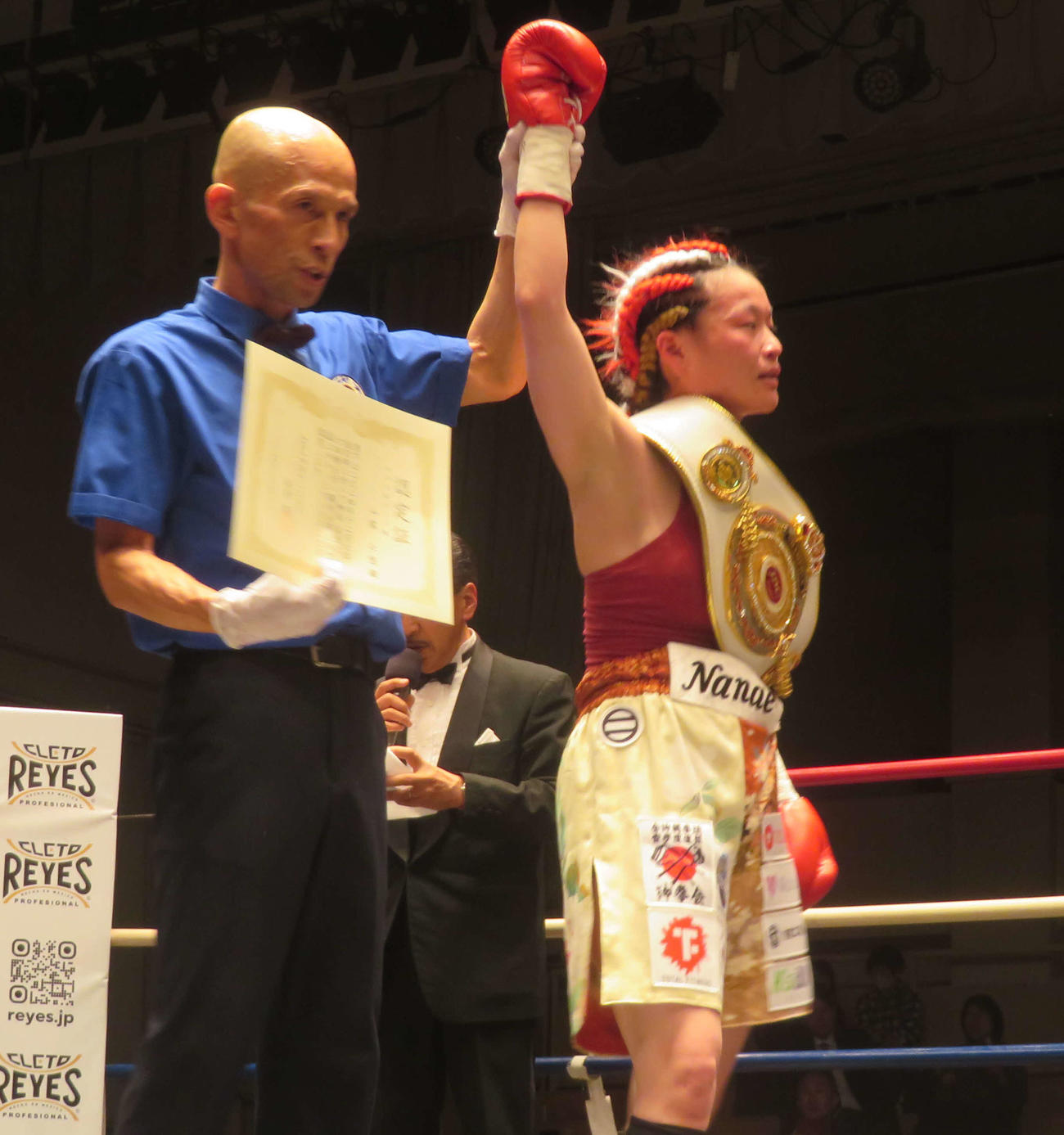 2度目防衛に成功し、勝ち名乗りを受ける日本女子フライ級王者山家七恵（右）