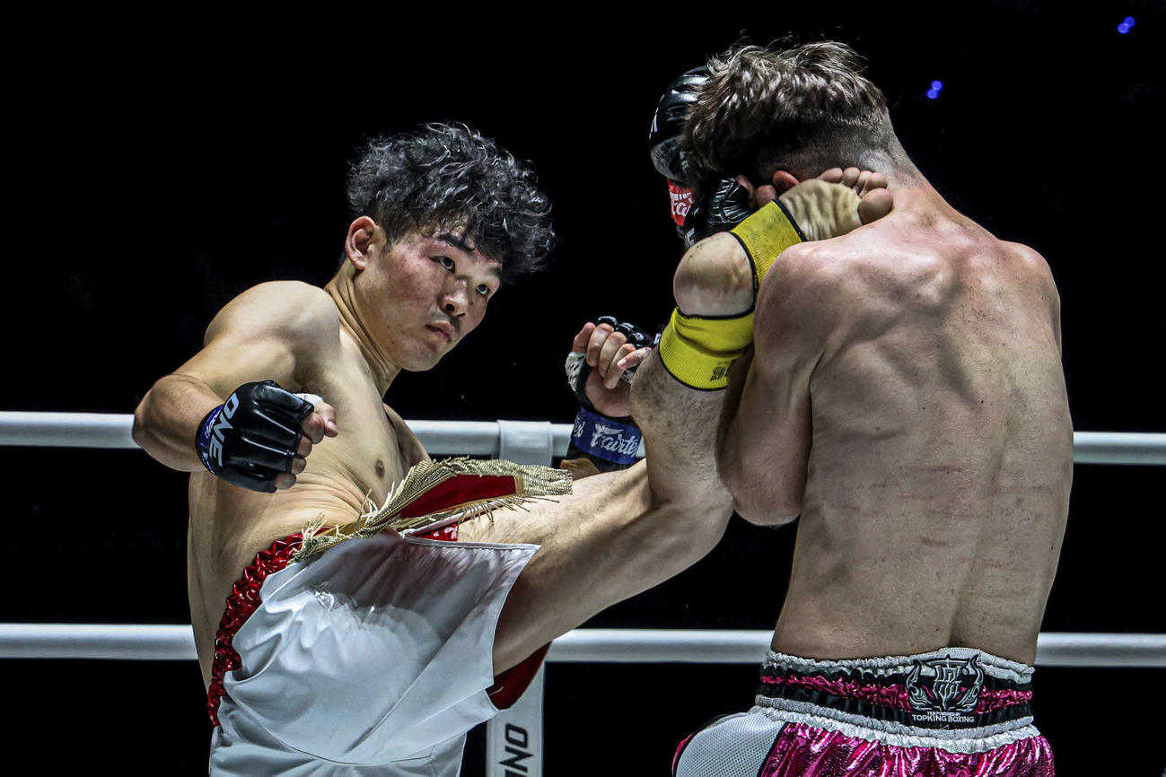 右ハイキックを放つ佐藤界聖（C）ONE Championship
