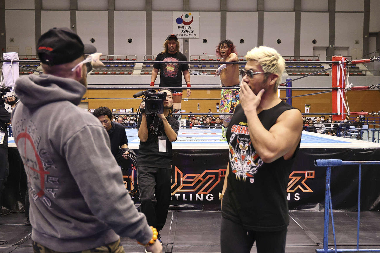 Bブロック1位となった内藤哲也（左奥）と高橋ヒロム（右奥）は、Aブロック1位のゲイブ・キッド（左手前）＆SANADAとにらみあう（C）新日本プロレス