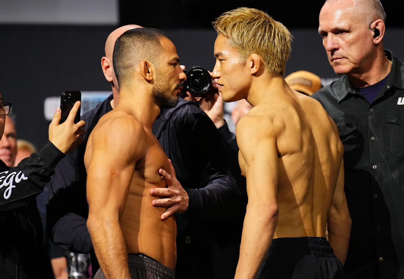 公開計量でUFCフライ級王者アレシャンドレ・パントージャ（左）と至近距離でにらみ合う朝倉海（C）Zuffa LLC／UFC